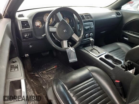 ✅ 2010 Dodge Challenger R/T • VIN: 2B3CJ5DT0AH265429 • Lot: 68852005. Wystawiony na Copart z przebiegiem 109 428 mil. Bezpłatny archiwum sprzedaży aukcyjnych z USA i szczegółowy raport historii pojazdu na DreamBid. Zdjęcie 8.