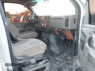 ✅ 2003 GMC Savana Cargo • VIN: 1GTEG15X731108188 • Lot: 43611307. Wystawiony na IAAI z przebiegiem 212 302 mil. Bezpłatny archiwum sprzedaży aukcyjnych z USA i szczegółowy raport historii pojazdu na DreamBid. Zdjęcie 5.