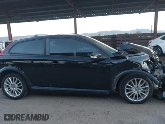 ✅ 2011 Volvo C30 • VIN: YV1672MK7B2196663 • Лот: 43508344. Опубликован ранее на IAAI с пробегом 105 733 миль. Бесплатный доступ к архиву аукционных продаж из США и подробный отчёт об истории автомобиля на DreamBid. Изображение 13.