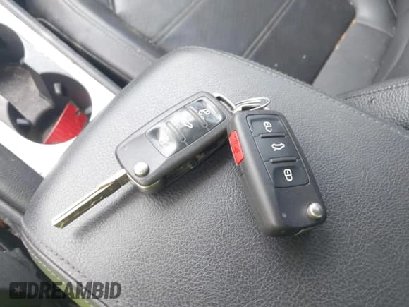 ✅ 2013 Volkswagen Passat SE • VIN: 1VWBH7A32DC134979 • Лот: 43057827. Опубликован ранее на IAAI с пробегом 209 808 миль. Бесплатный доступ к архиву аукционных продаж из США и подробный отчёт об истории автомобиля на DreamBid. Изображение 11.