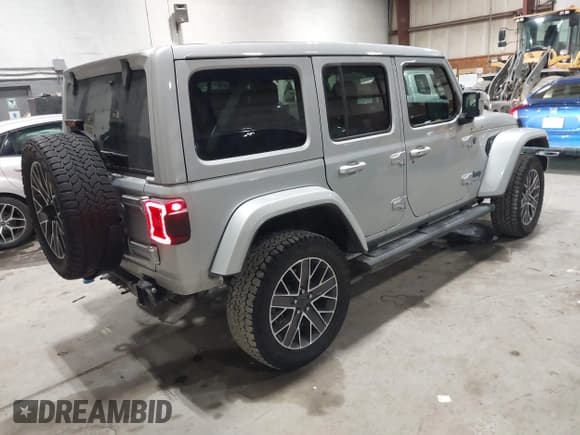 ✅ 2024 Jeep Wrangler High Altitude • VIN: 1C4RJXU6XRW218114 • Lot: 41519843. Wystawiony na IAAI z przebiegiem 17 317 mil. Bezpłatny archiwum sprzedaży aukcyjnych z USA i szczegółowy raport historii pojazdu na DreamBid. Zdjęcie 4.