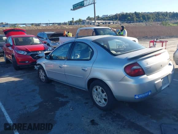 2005 Dodge Neon SXT z VIN 1B3ES56C15D107316, wystawiony jako IAAI lot #41862360 z przebiegiem 408 209 mil mil oraz . Historia ofert i sprzedaży dostępna na DreamBid. Obrazek 3.