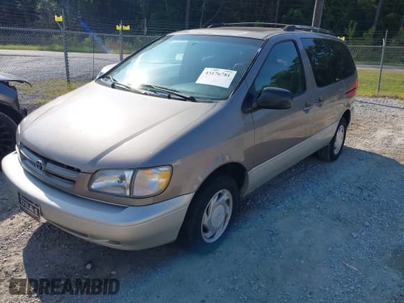 ✅ 1998 Toyota Sienna LE • VIN: 4T3ZF13C3WU037100 • Lot: 43176781. Wystawiony na IAAI z przebiegiem 231 523 mil. Bezpłatny archiwum sprzedaży aukcyjnych z USA i szczegółowy raport historii pojazdu na DreamBid. Zdjęcie 6.