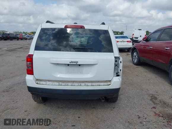 ✅ 2017 Jeep Patriot Sport • VIN: 1C4NJPBA5HD145525 • Lot: 42096995. Listed on IAAI with 115,557 mi. Free auction sales archive from the USA and detailed vehicle history report at DreamBid. Image 16.