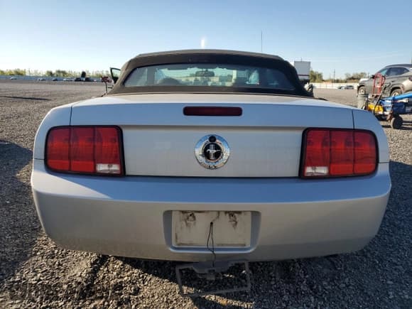 ✅ 2007 Ford Mustang Deluxe • VIN: 1ZVFT84N175328186 • Lot: 84607045. Listed on Copart with 235,986 mi. Free auction sales archive from the USA and detailed vehicle history report at DreamBid. Image 6.