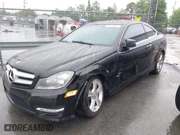 ✅ 2013 Mercedes-Benz C 250 • VIN: WDDGJ4HB0DF992139 • Lot: 42428188. Wystawiony na IAAI z przebiegiem 108 584 mil. Bezpłatny archiwum sprzedaży aukcyjnych z USA i szczegółowy raport historii pojazdu na DreamBid. Zdjęcie 2.