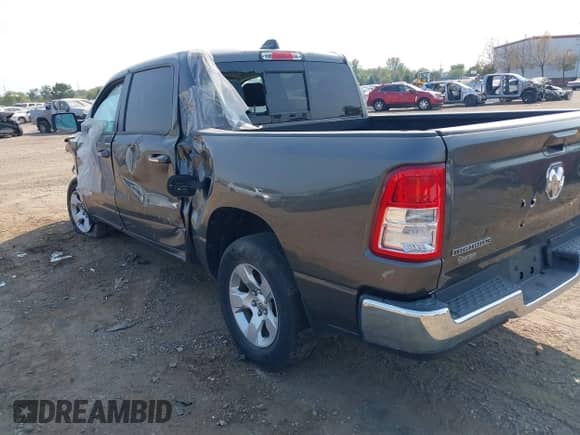 2019 Ram 1500 Big Horn z VIN 1C6RRFFGXKN709911, wystawiony jako IAAI lot #40337177 z przebiegiem 124 338 mil mil oraz . Historia ofert i sprzedaży dostępna na DreamBid. Obrazek 3.