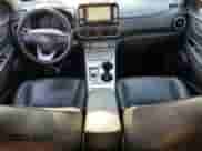 2019 Hyundai Kona Ultimate z VIN KM8K53AG9KU023954, wystawiony jako Copart lot #70633575 z przebiegiem 75 136 mil mil oraz Szkoda całkowita • Salvage title. Historia ofert i sprzedaży dostępna na DreamBid. Obrazek 8.