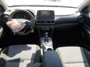 ✅ 2019 Hyundai Kona SE • VIN: KM8K1CAA0KU342229 • Lot: 49277973. Wystawiony na Copart z przebiegiem 40 536 mil. Bezpłatny archiwum sprzedaży aukcyjnych z USA i szczegółowy raport historii pojazdu na DreamBid. Zdjęcie 8.