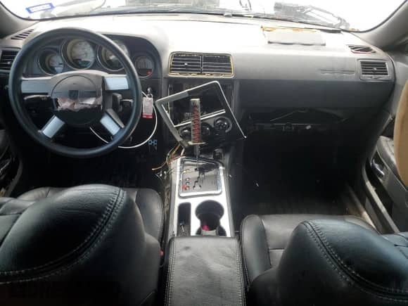 2010 Dodge Challenger SE z VIN 2B3CJ4DV1AH321342, wystawiony jako Copart lot #67499744 z przebiegiem 129 834 mil mil oraz Szkoda całkowita • Salvage title. Historia ofert i sprzedaży dostępna na DreamBid. Obrazek 8.