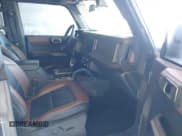 ✅ 2022 Ford Bronco • VIN: 1FMDE5DH9NLB57270 • Lot: 42299380. Wystawiony na IAAI z przebiegiem Nie podano. Bezpłatny archiwum sprzedaży aukcyjnych z USA i szczegółowy raport historii pojazdu na DreamBid. Zdjęcie 5.