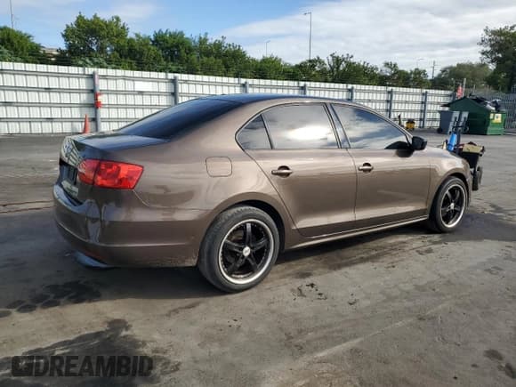 ✅ 2014 Volkswagen Jetta S • VIN: 3VW2K7AJ8EM251045 • Lot: 90817515. Wystawiony na Copart z przebiegiem 126 678 mil. Bezpłatny archiwum sprzedaży aukcyjnych z USA i szczegółowy raport historii pojazdu na DreamBid. Zdjęcie 3.