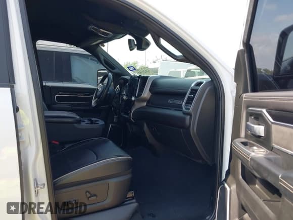 ✅ 2023 Ram 2500 Laramie • VIN: 3C6UR5FL3PG517960 • Lot: 42128355. Wystawiony na IAAI z przebiegiem 101 733 mil. Bezpłatny archiwum sprzedaży aukcyjnych z USA i szczegółowy raport historii pojazdu na DreamBid. Zdjęcie 5.