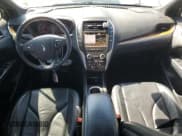 ✅ 2019 Lincoln MKC Reserve • VIN: 5LMCJ3C90KUL52134 • Lot: 85869485. Wystawiony na Copart z przebiegiem 73 382 mil. Bezpłatny archiwum sprzedaży aukcyjnych z USA i szczegółowy raport historii pojazdu na DreamBid. Zdjęcie 8.