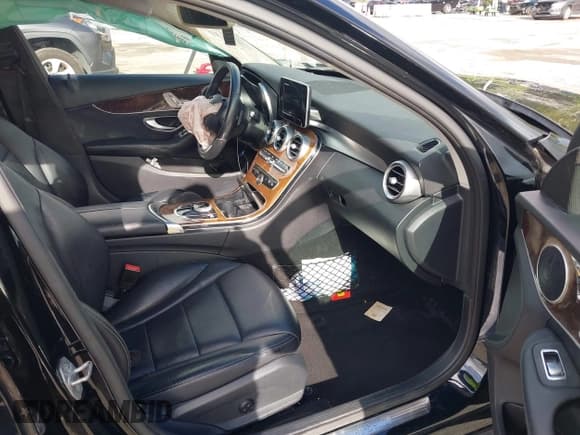 ✅ 2017 Mercedes-Benz C 300 • VIN: 55SWF4JB1HU225412 • Lot: 43404933. Wystawiony na IAAI z przebiegiem 113 244 mil. Bezpłatny archiwum sprzedaży aukcyjnych z USA i szczegółowy raport historii pojazdu na DreamBid. Zdjęcie 5.