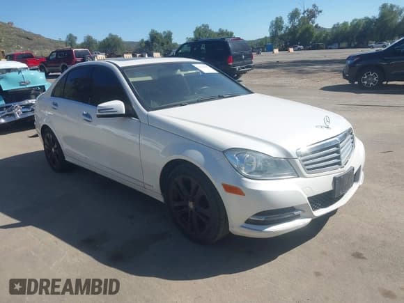 ✅ 2014 Mercedes-Benz C 250 Sport • VIN: WDDGF4HB1EA893149 • Lot: 41865343. Wystawiony na IAAI z przebiegiem 188 557 mil. Bezpłatny archiwum sprzedaży aukcyjnych z USA i szczegółowy raport historii pojazdu na DreamBid. Zdjęcie 1.