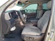 ✅ 2024 Toyota Tundra SR5 • VIN: 5TFLA5AB4RX036351 • Lot: 80440415. Wystawiony na Copart z przebiegiem 6 609 mil. Bezpłatny archiwum sprzedaży aukcyjnych z USA i szczegółowy raport historii pojazdu na DreamBid. Zdjęcie 7.