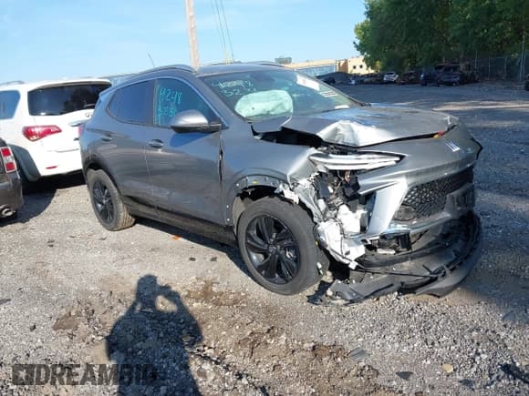 ✅ 2024 Buick Encore GX Sport Touring • VIN: KL4AMESL2RB187153 • Lot: 42483236. Wystawiony na IAAI z przebiegiem Nie podano. Bezpłatny archiwum sprzedaży aukcyjnych z USA i szczegółowy raport historii pojazdu na DreamBid. Zdjęcie 1.