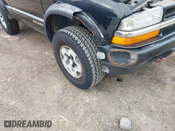 ✅ 2001 Chevrolet Blazer LS • VIN: 1GNCT18W51K220881 • Lot: 42124554. Wystawiony na IAAI z przebiegiem 121 254 mil. Bezpłatny archiwum sprzedaży aukcyjnych z USA i szczegółowy raport historii pojazdu na DreamBid. Zdjęcie 6.