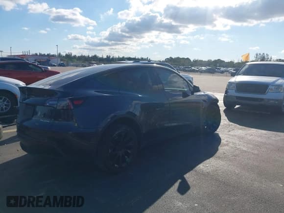 ✅ 2024 Tesla Model Y Long Range • VIN: 7SAYGAEE5RF065906 • Lot: 43598247. Wystawiony na IAAI z przebiegiem 4 577 mil. Bezpłatny archiwum sprzedaży aukcyjnych z USA i szczegółowy raport historii pojazdu na DreamBid. Zdjęcie 4.
