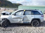 ✅ 2023 Jeep Grand Cherokee Laredo • VIN: 1C4RJHAG5P8829642 • Lot: 43522405. Wystawiony na IAAI z przebiegiem 26 012 mil. Bezpłatny archiwum sprzedaży aukcyjnych z USA i szczegółowy raport historii pojazdu na DreamBid. Zdjęcie 14.