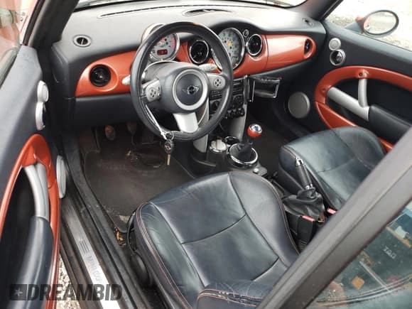 ✅ 2005 MINI Convertible • VIN: WMWRF33595TF63522 • Lot: 72579384. Wystawiony na Copart z przebiegiem 112 219 mil. Bezpłatny archiwum sprzedaży aukcyjnych z USA i szczegółowy raport historii pojazdu na DreamBid. Zdjęcie 8.