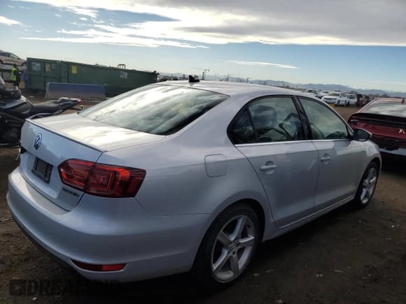 ✅ 2013 Volkswagen Jetta Hybrid SE • VIN: 3VW637AJ3DM299484 • Лот: 43634725. Опубликован ранее на Copart с пробегом 64 805 миль. Бесплатный доступ к архиву аукционных продаж из США и подробный отчёт об истории автомобиля на DreamBid. Изображение 3.