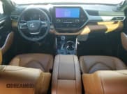 ✅ 2023 Toyota Highlander Hybrid Platinum • VIN: 5TDEBRCH2PS122243 • Lot: 84739785. Wystawiony na Copart z przebiegiem 39 106 mil. Bezpłatny archiwum sprzedaży aukcyjnych z USA i szczegółowy raport historii pojazdu na DreamBid. Zdjęcie 8.