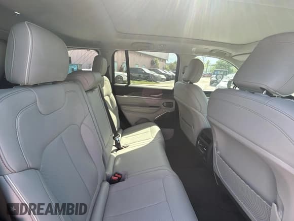 ✅ 2023 Jeep Grand Cherokee Overland • VIN: 1C4RJYD67P8100271 • Лот: 67457895. Опубликован ранее на Copart с пробегом 8 255 миль. Бесплатный доступ к архиву аукционных продаж из США и подробный отчёт об истории автомобиля на DreamBid. Изображение 6.