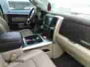 2017 Ram 1500 Laramie z VIN 1C6RR6NT0HS585415, wystawiony jako IAAI lot #40769269 z przebiegiem 133 057 mil mil oraz . Historia ofert i sprzedaży dostępna na DreamBid. Obrazek 5.