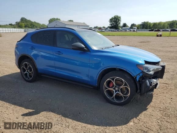 ✅ 2024 Alfa Romeo Stelvio Ti • VIN: ZASPAKBN5R7D71800 • Lot: 68111995. Wystawiony na Copart z przebiegiem 18 929 mil. Bezpłatny archiwum sprzedaży aukcyjnych z USA i szczegółowy raport historii pojazdu na DreamBid. Zdjęcie 4.