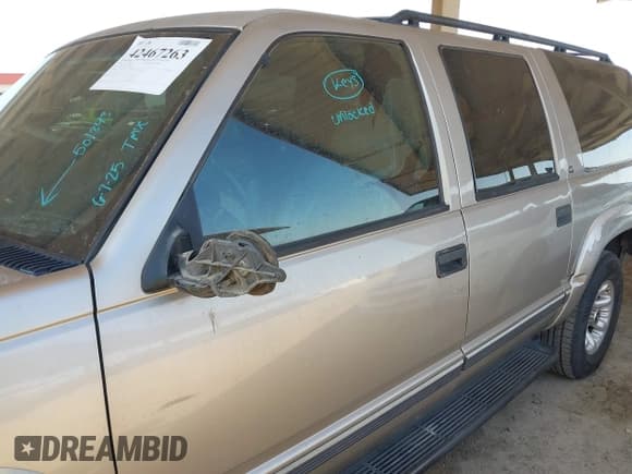 ✅ 1999 GMC Suburban • VIN: 3GKFK16R8XG501843 • Lot: 42467263. Wystawiony na IAAI z przebiegiem Nie podano. Bezpłatny archiwum sprzedaży aukcyjnych z USA i szczegółowy raport historii pojazdu na DreamBid. Zdjęcie 6.