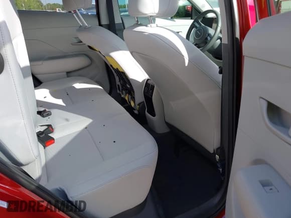 ✅ 2025 Hyundai Kona SEL • VIN: KM8HB3AB0SU315743 • Lot: 43362761. Listed on IAAI with 4,068 mi. Free auction sales archive from the USA and detailed vehicle history report at DreamBid. Image 8.