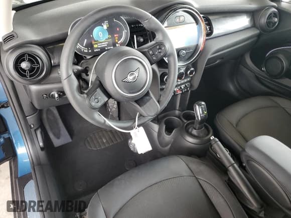 ✅ 2023 MINI Hardtop Cooper • VIN: WMW33DH05P2T72820 • Lot: 60640195. Wystawiony na Copart z przebiegiem 22 750 mil. Bezpłatny archiwum sprzedaży aukcyjnych z USA i szczegółowy raport historii pojazdu na DreamBid. Zdjęcie 8.