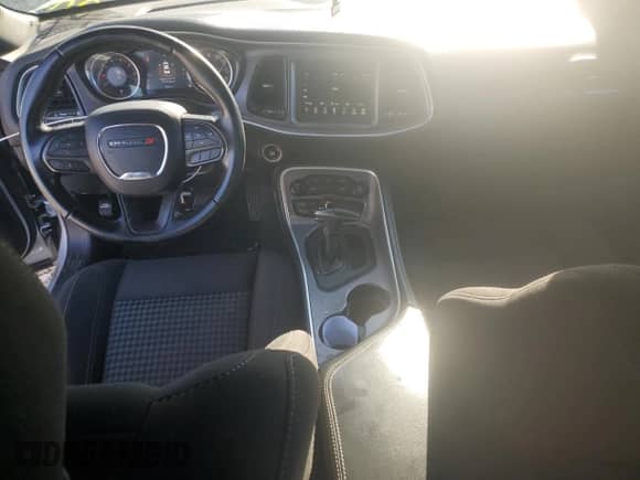 2020 Dodge Challenger SXT z VIN 2C3CDZAG2LH222447, wystawiony jako Copart lot #81800395 z przebiegiem 96 248 mil mil oraz Szkoda całkowita • Salvage title. Historia ofert i sprzedaży dostępna na DreamBid. Obrazek 8.