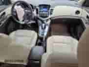 2014 Chevrolet Cruze 2LT z VIN 1G1PE5SB1E7387743, wystawiony jako Copart lot #82086345 z przebiegiem 82 252 mil mil oraz Szkoda całkowita • Salvage title. Historia ofert i sprzedaży dostępna na DreamBid. Obrazek 8.