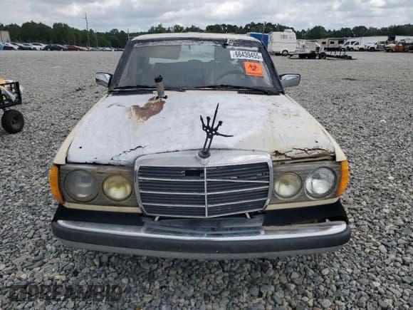 ✅ 1983 Mercedes-Benz 300 D • VIN: WDBAB33A4DB031670 • Lot: 66439455. Listed on Copart with 349,281 mi. Free auction sales archive from the USA and detailed vehicle history report at DreamBid. Image 5.