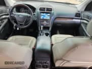 ✅ 2017 Ford Explorer Platinum • VIN: 1FM5K8HTXHGA01359 • Lot: 90813735. Wystawiony na Copart z przebiegiem 130 077 mil. Bezpłatny archiwum sprzedaży aukcyjnych z USA i szczegółowy raport historii pojazdu na DreamBid. Zdjęcie 8.