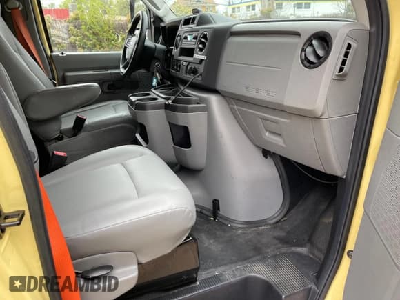 ✅ 2021 Ford Econoline Cargo • VIN: 1FDXE4FN8MDC34245 • Lot: 52241605. Wystawiony na Copart z przebiegiem 70 916 mil. Bezpłatny archiwum sprzedaży aukcyjnych z USA i szczegółowy raport historii pojazdu na DreamBid. Zdjęcie 5.