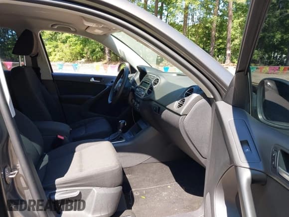 ✅ 2012 Volkswagen Tiguan LE • VIN: WVGAV7AX6CW000592 • Лот: 42565812. Опубликован ранее на IAAI с пробегом 125 966 миль. Бесплатный доступ к архиву аукционных продаж из США и подробный отчёт об истории автомобиля на DreamBid. Изображение 5.