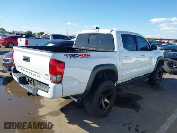 ✅ 2017 Toyota Tacoma SR5 • VIN: 3TMCZ5AN0HM103406 • Lot: 43450785. Listed on IAAI with 96,527 mi. Free auction sales archive from the USA and detailed vehicle history report at DreamBid. Image 4.