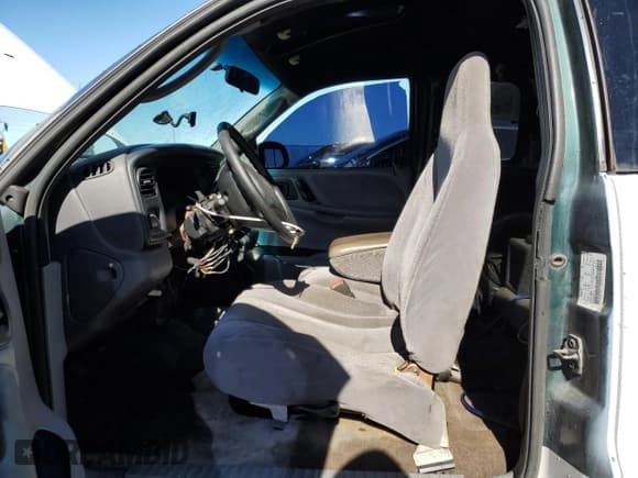 ✅ 2000 Dodge Dakota • VIN: 1B7GL22X0YS517133 • Lot: 84531964. Wystawiony na Copart z przebiegiem 233 269 mil. Bezpłatny archiwum sprzedaży aukcyjnych z USA i szczegółowy raport historii pojazdu na DreamBid. Zdjęcie 7.