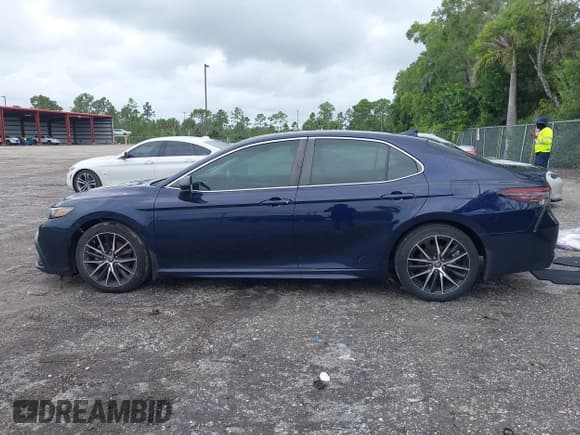 ✅ 2021 Toyota Camry SE • VIN: 4T1G11AK5MU577490 • Lot: 43432421. Wystawiony na IAAI z przebiegiem 74 315 mil. Bezpłatny archiwum sprzedaży aukcyjnych z USA i szczegółowy raport historii pojazdu na DreamBid. Zdjęcie 14.