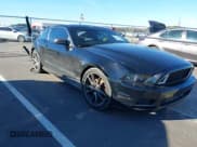 ✅ 2014 Ford Mustang V6 • VIN: 1ZVBP8AMXE5290095 • Лот: 43780662. Опубликован ранее на IAAI с пробегом 189 131 миль. Бесплатный доступ к архиву аукционных продаж из США и подробный отчёт об истории автомобиля на DreamBid. Изображение 1.