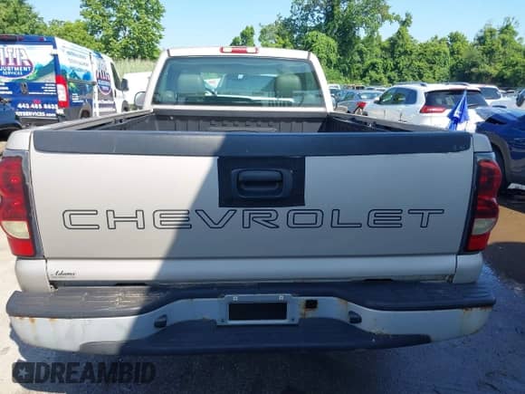 2004 Chevrolet Silverado 1500 Work Truck z VIN 1GCEC14V74Z281238, wystawiony jako IAAI lot #42537318 z przebiegiem 119 429 mil mil oraz . Historia ofert i sprzedaży dostępna na DreamBid. Obrazek 16.