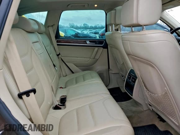 ✅ 2011 Volkswagen Touareg Sport • VIN: WVGFF9BP8BD007342 • Лот: 93182655. Опубликован ранее на Copart с пробегом Не указан. Бесплатный доступ к архиву аукционных продаж из США и подробный отчёт об истории автомобиля на DreamBid. Изображение 10.