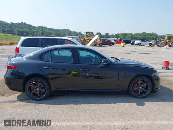 ✅ 2017 Alfa Romeo Giulia Ti • VIN: ZARFAEEN9H7562237 • Lot: 42843384. Listed on IAAI with 51,682 mi. Free auction sales archive from the USA and detailed vehicle history report at DreamBid. Image 13.