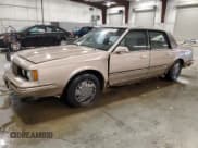 ✅ 1984 Oldsmobile Cutlass Ciera • VIN: 1G3AM19E1ED360858 • Lot: 56052645. Wystawiony na Copart z przebiegiem 118 995 mil. Bezpłatny archiwum sprzedaży aukcyjnych z USA i szczegółowy raport historii pojazdu na DreamBid. Zdjęcie 1.