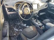 ✅ 2014 Jeep Cherokee Latitude • VIN: 1C4PJMCB1EW227590 • Lot: 94854455. Wystawiony na Copart z przebiegiem Nie podano. Bezpłatny archiwum sprzedaży aukcyjnych z USA i szczegółowy raport historii pojazdu na DreamBid. Zdjęcie 8.