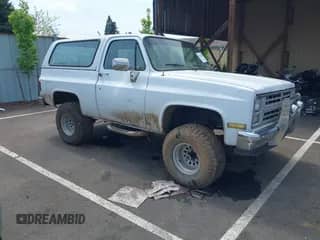 1988 Chevrolet Blazer z VIN 1GNEV18K6JF164622, wystawiony jako IAAI lot #42123940 z przebiegiem 40 847 mil mil oraz . Historia ofert i sprzedaży dostępna na DreamBid. Obrazek 1.